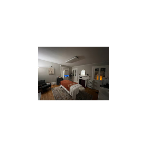 Searching for a massage therapist in Brunswick, Maine? Align & Glow Massage and Skincare offers calming massage sessions, rejuvenating skincare, and holistic treatments tailored to help you relax, heal, and glow from within.